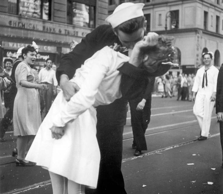 Βανδαλίστηκε το άγαλμα με το διάσημο φιλί του ναύτη στην Times Square