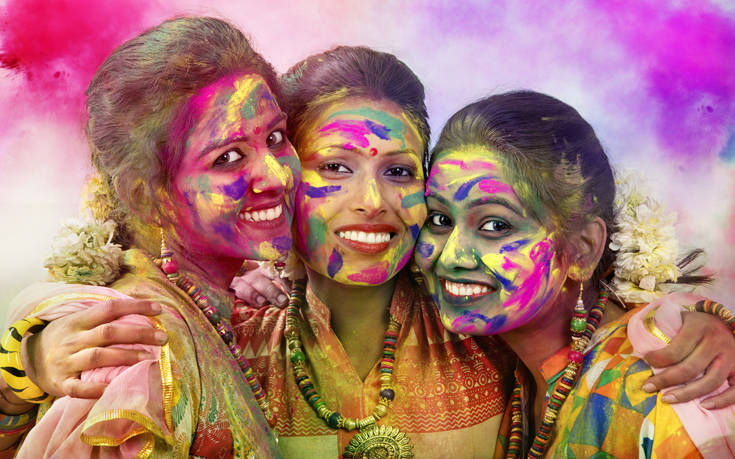 Εντυπωσιακές φωτογραφίες από τη Γιορτή των Χρωμάτων στην Ινδία που υποδέχονται την Άνοιξη