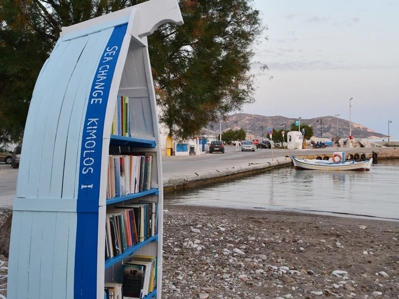 Βάρκες λειτουργούν ως δανειστικές βιβλιοθήκες στην Κίμωλο