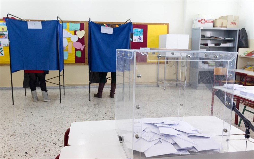 Τα 21.478 εκλογικά τμήματα όλης της χώρας άνοιξαν για τους ψηφοφόρους στις 7 το πρωί και κλείνουν στις 7 το βράδυ.