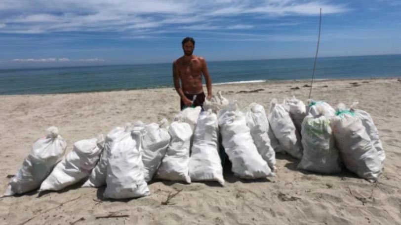 Καθάρισε ΜΟΝΟΣ του παραλία 1,5 χιλιομέτρου στη Λάρισα, γεμίζοντας 20 σακιά με σκουπίδια.