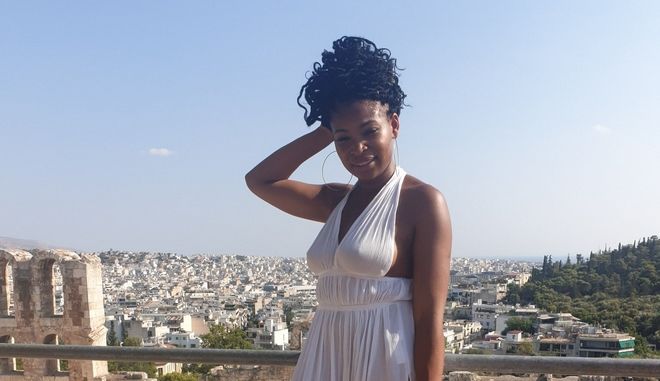 “Δεν σήκωσα το φόρεμα!”: Βρετανίδα blogger συνελήφθη στο Μουσείο Ακρόπολης – Μιλάει για ρατσισμό