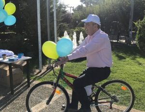 Ο δήμαρχος Ηλίας Αποστολόπουλος δοκιμάζει το ποδήλατο δώρο - έκπληξη που κέρδισε ο τυχερός της κλήρωσης