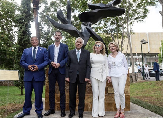 Παυλόπουλος: Tα αποκαλυπτήρια του γλυπτού «Δένδρο της Ειρήνης» στο Πάρκο Ριζάρη