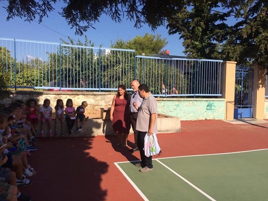 Ο Δήμαρχος Λυκόβρυσης – Πεύκης Τάσος Μαυρίδης  καλωσόρισε τους μαθητές της πρώτης Δημοτικού στο σχολείο 