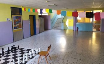 1ο δημοτικό σχολείο Πεύκης: Σε αυτό το δημοτικό οι πόρτες είναι γνωστά έργα ζωγραφικής και στα διαλείμματα παίζει Χατζιδάκι
