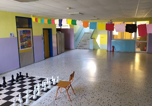 1ο δημοτικό σχολείο Πεύκης: Σε αυτό το δημοτικό οι πόρτες είναι γνωστά έργα ζωγραφικής και στα διαλείμματα παίζει Χατζιδάκι