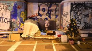 Άστεγος Έλληνας νεκρός στην μέση του δρόμου