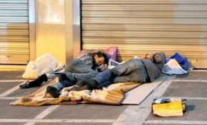 Άστεγος Έλληνας νεκρός στην μέση του δρόμου