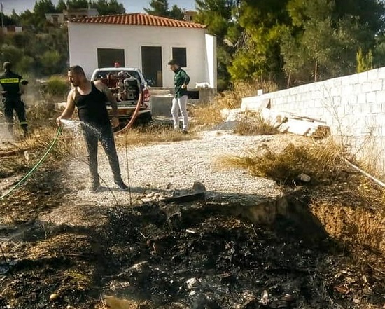 Πυρκαγιά από άγνωστη αιτία πίσω από το νεκροταφείο του Κουβαρά