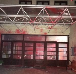 Νυχτερινή επίθεση με κόκκινη μπογιά στο δημαρχείο Πεντέλης