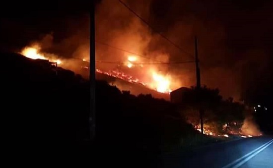 Φωτιά ξέσπασε λίγο πριν τα μεσάνυχτα στο Πόρτο Ράφτη