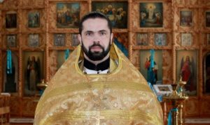 Ρώσο Ορθόδοξος ιερέας  είναι Πρωταθλητής στην Άρση Βαρών και έχει 10 Νταν στο Καράτε