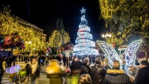 Ο Δήμος Αθηναίων φωταγωγεί εορταστικά την πόλη όσο ποτέ στο παρελθόν μεγάλων εταιρειών και ιδρυμάτων που υιοθέτησαν δρόμους και περιοχές