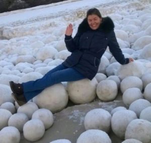 Σπάνιο καιρικό φαινόμενο στην Φινλανδία καλύφτηκε η παραλία με υγρούς κρυστάλλους σε σχήμα μπάλας ποδοσφαίρου 