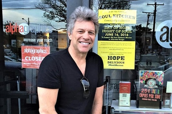 Ο διάσημος μουσικός Jon Bon Jovi απόδειξε πως δεν είναι μόνο σπουδαίος στην τέχνη του ως τραγουδιστής αλλά και στην ιδία του την  ζωή .