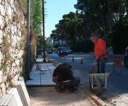 Στο Δήμο Κηφισιάς συνεχίζονται οι εργασίες κατασκευής πεζοδρομίων σε πολλά σημεία της Δημοτικής Ενότητας Νέας Ερυθραίας.