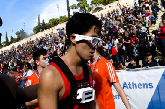 33χρονος τυφλός αθλητής από την Κορέα που έτρεξε και τερμάτισε τη διαδρομή στον Κλασικό Μαραθώνιο της Αθήνας χωρίς συνοδό