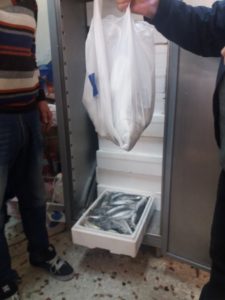Διανομή τροφίμων μακράς διαρκείας και νωπών αλιευμάτων από το Κοινωνικό Παντοπωλείο του Δήμου Αμαρουσίου σε ευπαθείς ομάδες συμπολιτών μας
