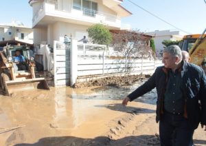 Στην «πρώτη γραμμή» στην Κινέττα, που υπέστη σοβαρές ζημιές από τα καταστροφικά καιρικά φαινόμενα, ο Περιφερειάρχης Αττικής Γ. Πατούλης