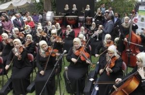 Η πρώτη ορχήστρα τυφλών γυναικών στον κόσμο παίζει μουσική στο σκοτάδι κι όλα γίνονται φως