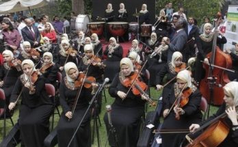 Η πρώτη ορχήστρα τυφλών γυναικών στον κόσμο παίζει μουσική στο σκοτάδι κι όλα γίνονται φως