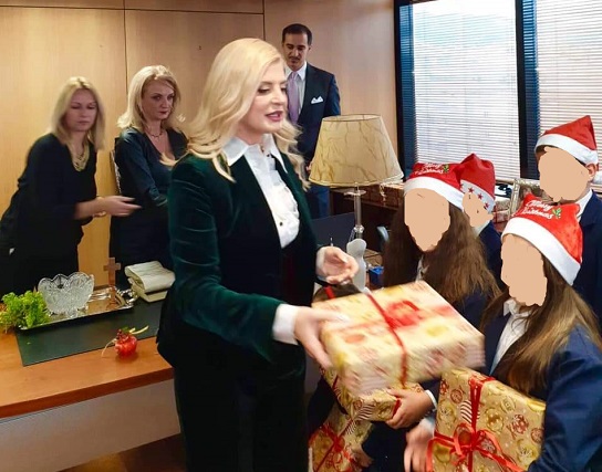 Τα Χριστουγεννιάτικα Κάλαντα έψαλε η Παιδική Χορωδία του Ομίλου για την UNESCO Βορείων Προαστίων στην Πρόεδρο του Ομίλου Μαρίνα Πατούλη Σταύρακη, και στον Περιφερειάρχη Αττικής Γιώργο Πατούλη