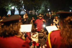 Στην Φωταγώγηση του Χριστουγεννιάτικου Δέντρου του Εξωραϊστικού και Πολιτιστικού Συλλόγου Ψαλιδίου ο Δήμαρχος Αμαρουσίου Θεόδωρος Αμπατζόγλου . 