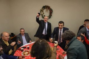 Στην Φωταγώγηση του Χριστουγεννιάτικου Δέντρου του Εξωραϊστικού και Πολιτιστικού Συλλόγου Ψαλιδίου ο Δήμαρχος Αμαρουσίου Θεόδωρος Αμπατζόγλου . 