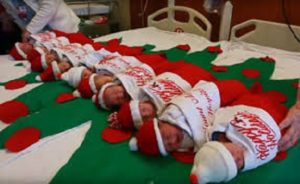 Σε νοσοκομείο του Τέξας στέλνουν τα νεογέννητα σπίτι μέσα σε χριστουγεννιάτικες κάλτσες
