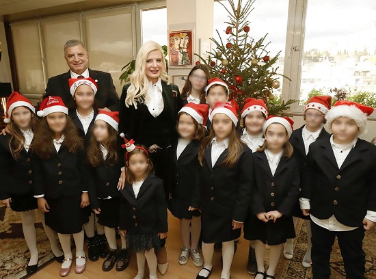 Τα Γραφεία της Περιφέρειας Αττικής και του Γιώργου Πατούλη γέμισε με γιορτινούς ήχους, παιδικές φωνές και κάλαντα Χριστουγέννων
