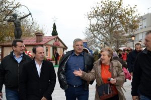 Το Χριστουγεννιάτικο χωριό στην Ραφήνα επισκέφθηκε σήμερα ο Περιφερειάρχης Αττικής Γ. Πατούλης