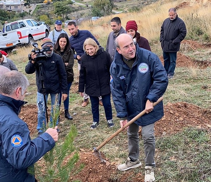 Στην αναδάσωση  του ΣΠΑΠ  και του ΣΚΑΪ  στην Πεντέλη έδωσε το παρόν ο Υπουργός Κωστής Χατζιδάκης