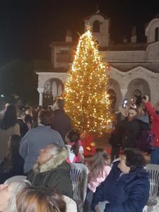 Άναψε το χριστουγεννιάτικο δέντρο στην Πεντέλη με αναβολή μιας μέρας , λόγο των κακών χθεσινών καιρικών συνθηκών.