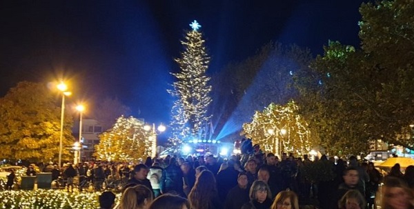 Φωταγώγηση του Χριστουγεννιάτικου δέντρου στο Πεδίον του Άρεως από τον Γιώργο Πατούλη Περιφερειάρχη Αττικής έχει ξεκινήσει.