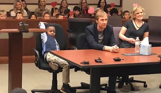 Οι συμμαθητές του Μάικλ βρέθηκαν όλοι στο πλευρό του στο δικαστήριο, όπου πραγματοποιήθηκε η επίσημη υιοθεσία του από τη νέα του οικογένεια. Στη φωτογραφία που δημοσίευσε η κοσμητεία του Κεντ, φαίνεται ο μικρός Μάικλ μαζί με τους θετούς του γονείς, ενώ πίσω κάθονται όλοι οι "καλεσμένοι" του 5χρονου. Όταν η διαδικασία ολοκληρώθηκε, ο Μάικλ, οι φίλοι του, οι γονείς του και οι δάσκαλοί του, ξέσπασαν σε χειροκροτήματα και αγκαλιές, ενώ φωτογραφήθηκαν όλοι μαζί.