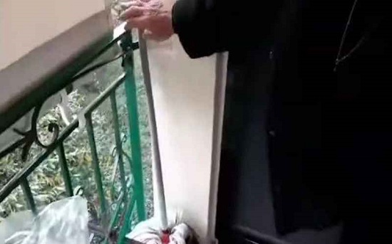 80χρονη στην Χίο εξουδετέρωσε διαρρήκτη με μια σφουγγαρίστρα