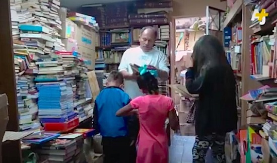 Μάζεψε 25000 βιβλία από τα σκουπίδια κι έφτιαξε βιβλιοθήκη για φτωχά παιδιά!