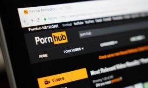 Κωφός έκανε μήνυση στο Pornhub γιατί τα βίντεο δεν έχουν υπότιτλους