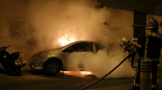 Νύχτα τρόμου  για την Αθήνα, απολογισμός  ένας νεκρός και 21 οχήματα καμένα