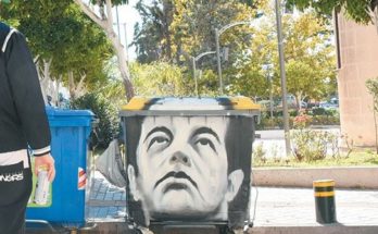 Πρόσωπα διασήμων ζωγραφισμένα με γκράφιτι πάνω σε κάδους σκουπιδιών στην Αθήνα