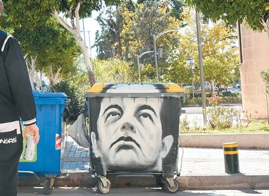 Πρόσωπα διασήμων ζωγραφισμένα με γκράφιτι πάνω σε κάδους σκουπιδιών στην Αθήνα