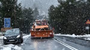 Κακοκαιρία «Ηφαιστίων»: Εγκλωβίστηκαν οδηγοί στο δρόμο για Χιονοδρομικό Καλαβρύτων