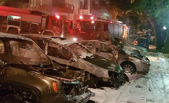 Άγνωστοι πυρπόλησαν δώδεκα οχήματα στο Μαρούσι και στην Αγία Παρασκευή τα μεσάνυχτα