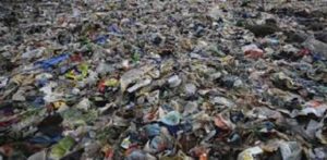 Είναι Απίστευτο: Νησί από πλαστικό γεννήθηκε ανοιχτά της Ιταλίας και ένα βουνό από πλαστικό στο Νέο Δελχί