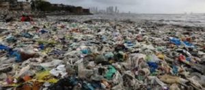 Είναι Απίστευτο: Νησί από πλαστικό γεννήθηκε ανοιχτά της Ιταλίας και ένα βουνό από πλαστικό στο Νέο Δελχί