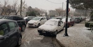 Πεντέλη : Συνεργεία του Δήμου με την καθοδήγηση της Δημάρχου Δήμητρα Κεχαγιά από νωρίς το μεσημέρι προσπαθούν να κρατήσουν τους δρόμους καθαρούς και χωρίς χιόνι