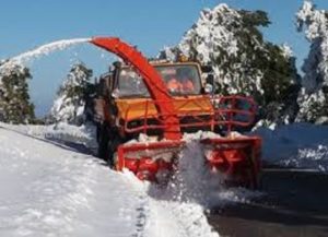 Με ενισχυμένο κατά 70% το στόλο οχημάτων, με προσωπικό πάνω από 120 άτομα και με την αξιοποίηση 1.000 τόνων αλατιού, η Περιφέρεια Αττικής συνέδραμε επιτυχώς στην αντιμετώπιση των προβλημάτων της πρόσφατης κακοκαιρίας