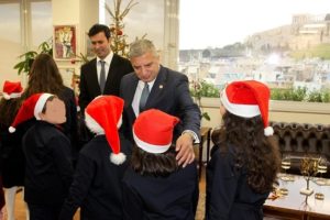 Ευχές και Κάλαντα Πρωτοχρονιάς στον Περιφερειάρχη Αττικής Γιώργο Πατούλη, από την Παιδική Χορωδία του Ομίλου για την UNESCO Βορείων Προαστίων