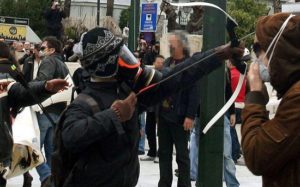 «Τοξοβόλος του Συντάγματος»: Αντιμέτωποι με κακουργήματα οι συλληφθέντες στην Αγία Παρασκευή